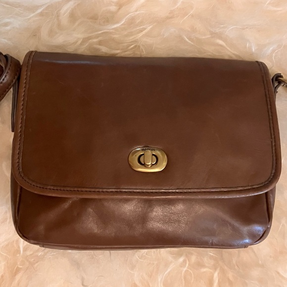 Margot Parker Turn Key Genuine Leather Crossbody Bag in Cognac. - Picture 3 of 13
